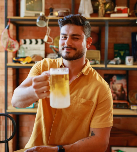 Homem sorrindo com cerveja