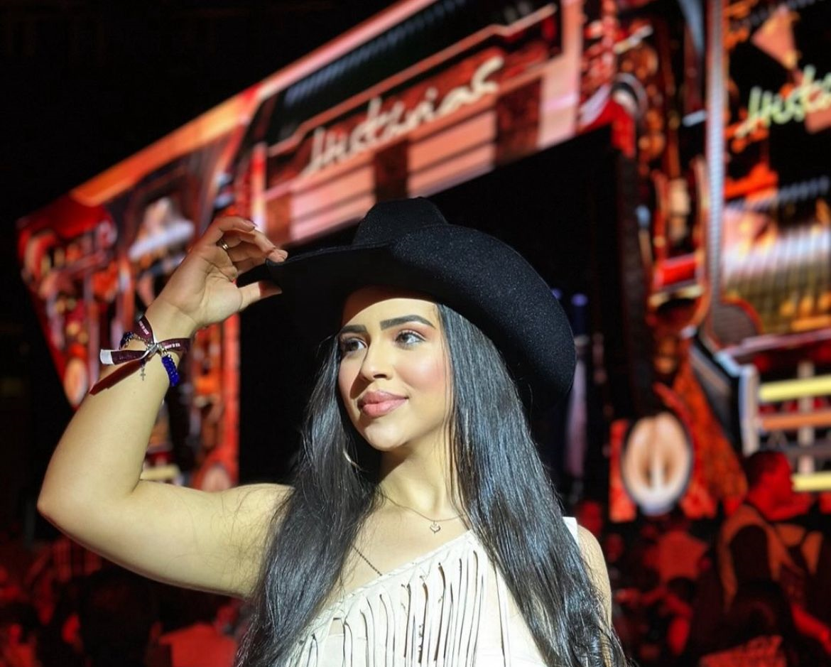 Mulher com chapéu cowboy em evento country