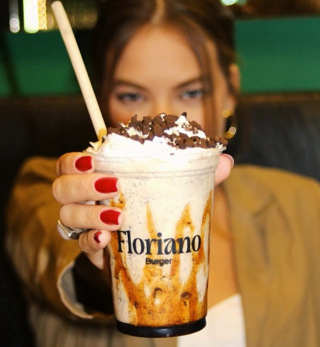 Mulher com milkshake Floriano Burger