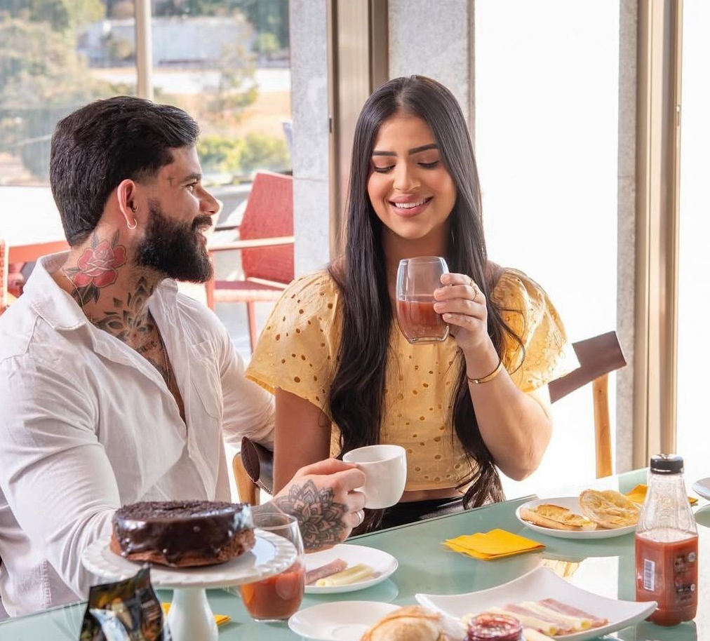 Casal tomando café da manhã